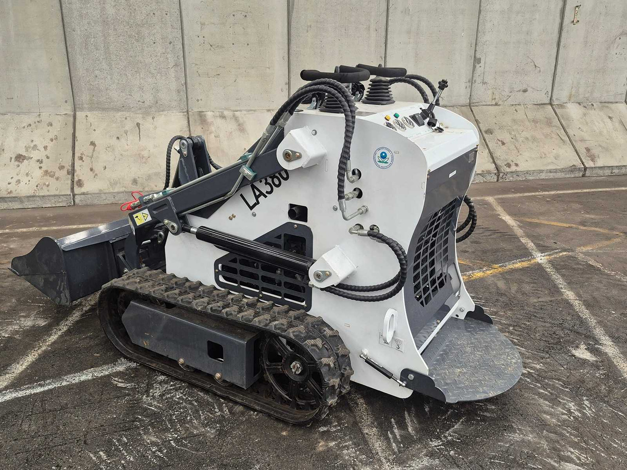 LADYS - 2025 - LA380 - SKID STEER LOADER - Skridstyret minilæsser på bånd: billede 1 LADYS - 2025 - LA380 - SKID STEER LOADER - Skridstyret minilæsser på bånd: billede 1