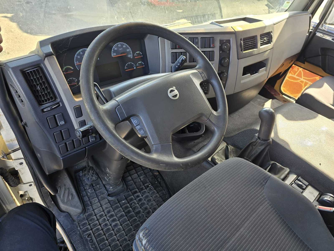 2010 VOLVO FE260 - RIGID WITH TAILGATE - 7.1L DIESEL – AIR-CONDITIONED - Lastbil: billede 5 2010 VOLVO FE260 - RIGID WITH TAILGATE - 7.1L DIESEL – AIR-CONDITIONED - Lastbil: billede 5