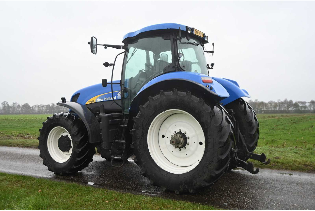 NEW HOLLAND - 2007 - T7030 - ALL-WHEEL DRIVE FARM TRACTOR - Traktor: billede 4 NEW HOLLAND - 2007 - T7030 - ALL-WHEEL DRIVE FARM TRACTOR - Traktor: billede 4