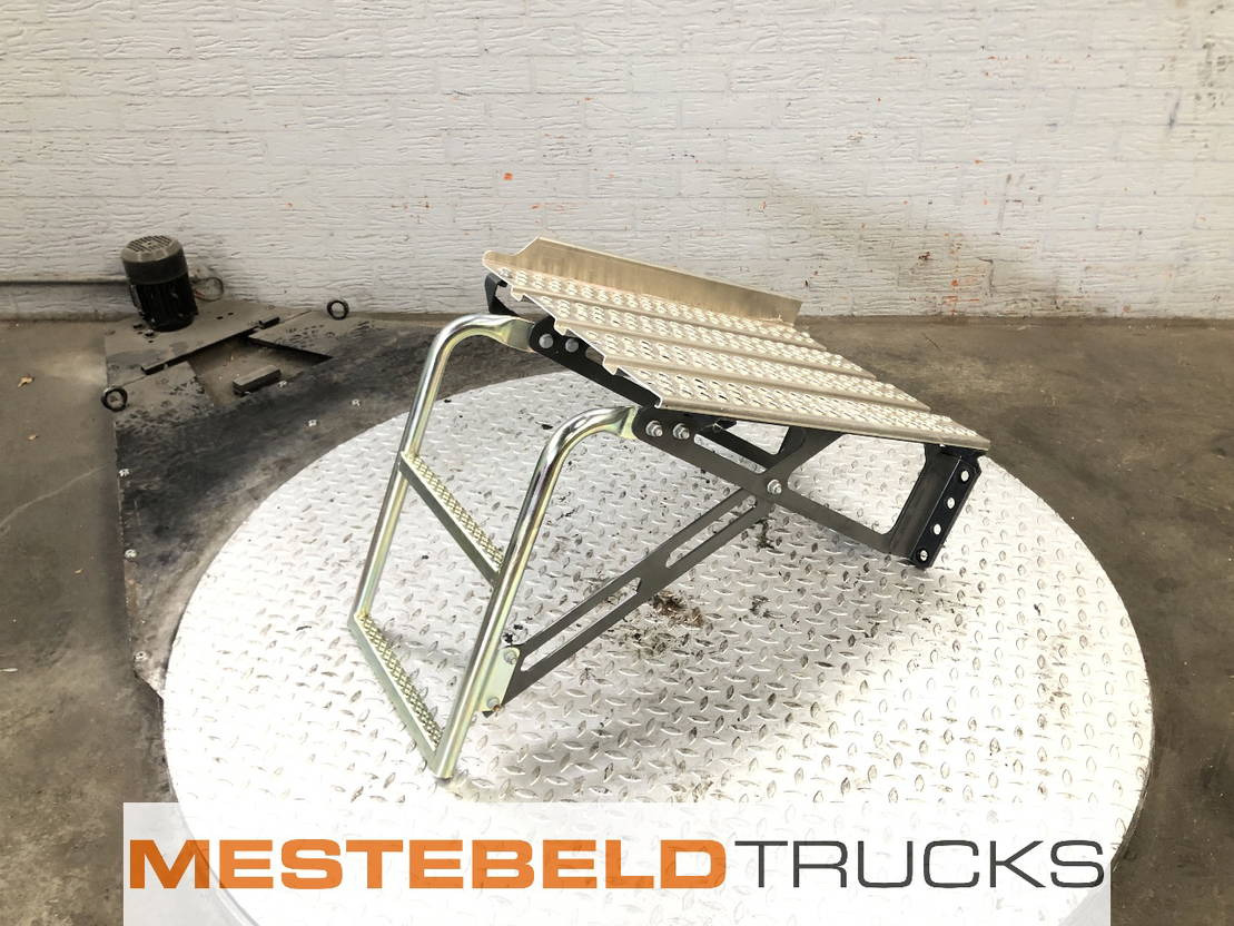 Mercedes-Benz Trap boven accubak - Ramme/ Chassis for Lastbil: billede 1 Mercedes-Benz Trap boven accubak - Ramme/ Chassis for Lastbil: billede 1