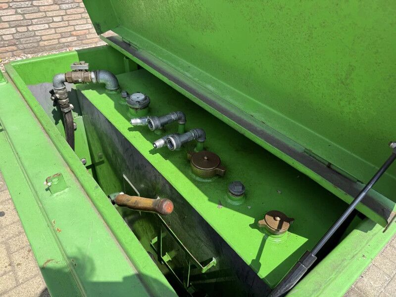 Kiwa IBC Steenbergen IBC Dieseltank 750 liter Milieutank met handpomp - Skibscontainer: billede 5 Kiwa IBC Steenbergen IBC Dieseltank 750 liter Milieutank met handpomp - Skibscontainer: billede 5