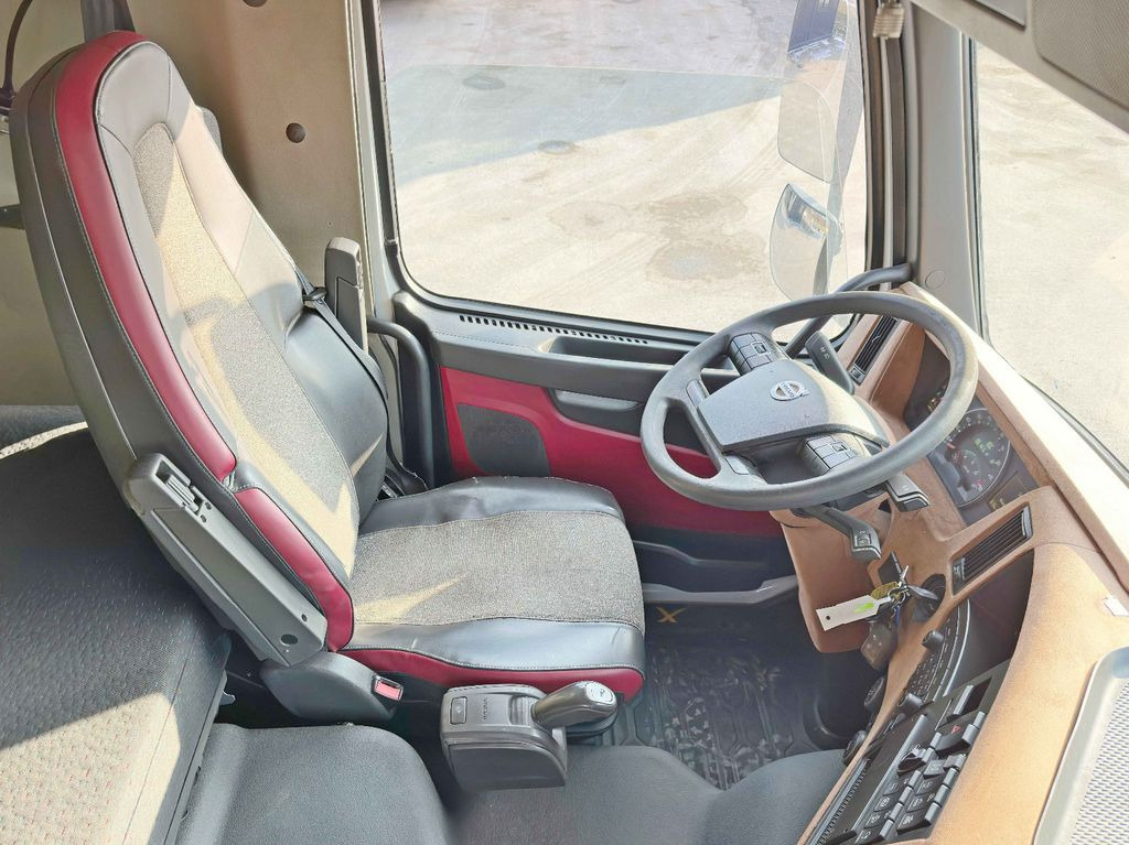 Interior photo 2: Lastbil med kran, Lastbil med lad Volvo FMX 460 HIAB X - HIPRO 302 EP - 5 + FUNK/ 8x4 Volvo FMX 460 HIAB X - HIPRO 302 EP - 5 + FUNK/ 8x4 Interior photo 2: Lastbil med kran, Lastbil med lad Volvo FMX 460 HIAB X - HIPRO 302 EP - 5 + FUNK/ 8x4 Volvo FMX 460 HIAB X - HIPRO 302 EP - 5 + FUNK/ 8x4
