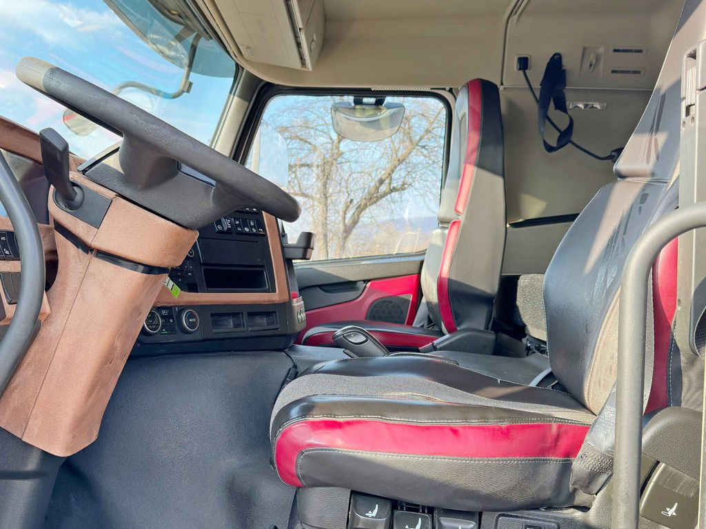 Interior photo 1: Lastbil med kran, Lastbil med lad Volvo FMX 460 HIAB X - HIPRO 302 EP - 5 + FUNK/ 8x4 Volvo FMX 460 HIAB X - HIPRO 302 EP - 5 + FUNK/ 8x4 Interior photo 1: Lastbil med kran, Lastbil med lad Volvo FMX 460 HIAB X - HIPRO 302 EP - 5 + FUNK/ 8x4 Volvo FMX 460 HIAB X - HIPRO 302 EP - 5 + FUNK/ 8x4