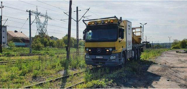 Mercedes-Benz 3344 SRT SCHÖRLING Road Rail Railway Zweiweg - Lastbil med mandskabslift: billede 4 Mercedes-Benz 3344 SRT SCHÖRLING Road Rail Railway Zweiweg - Lastbil med mandskabslift: billede 4