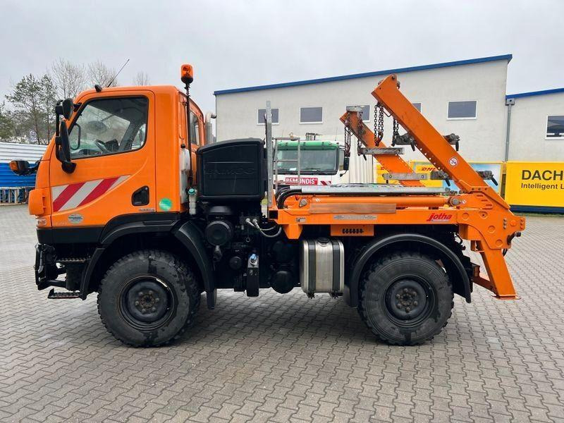 Mercedes-Benz Unimog U 20 4x4 Skip loader - Liftdumper lastbil: billede 4 Mercedes-Benz Unimog U 20 4x4 Skip loader - Liftdumper lastbil: billede 4