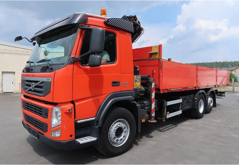 Volvo FM 330 6x2 - Lastbil med lad, Lastbil med kran: billede 2 Volvo FM 330 6x2 - Lastbil med lad, Lastbil med kran: billede 2