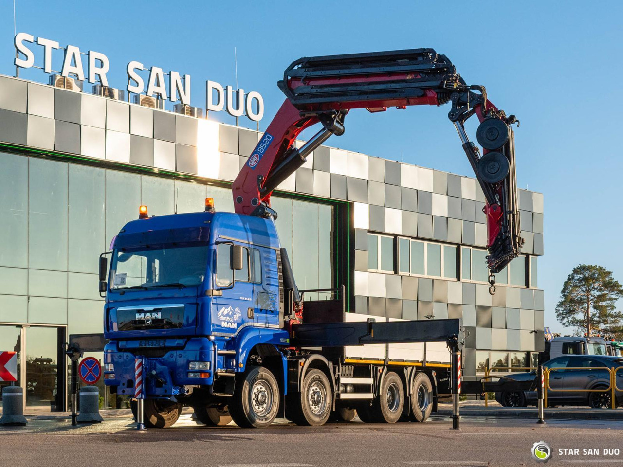 - Lastbil med kran: billede 1 - Lastbil med kran: billede 1