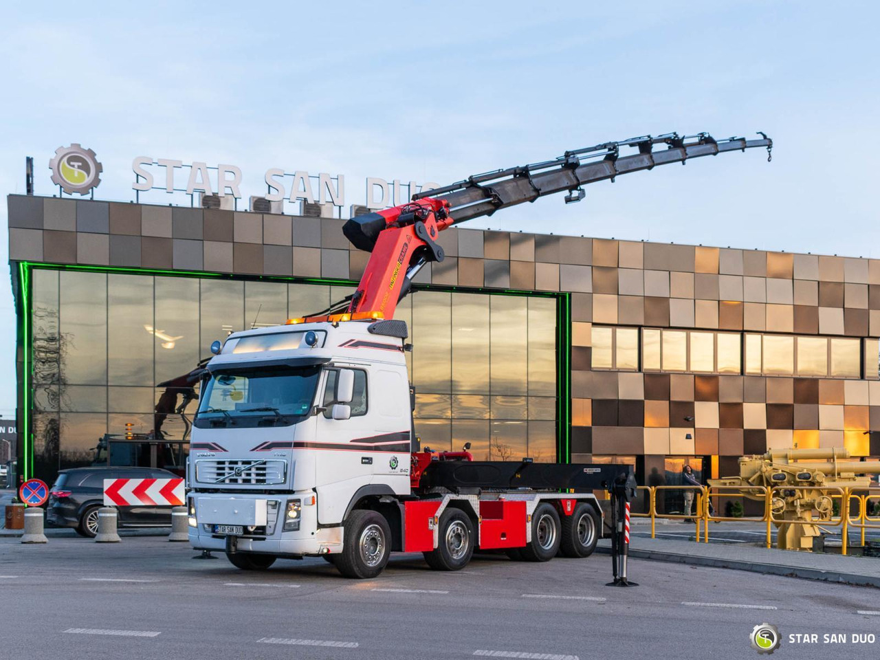 - Lastbil med kran: billede 1 - Lastbil med kran: billede 1