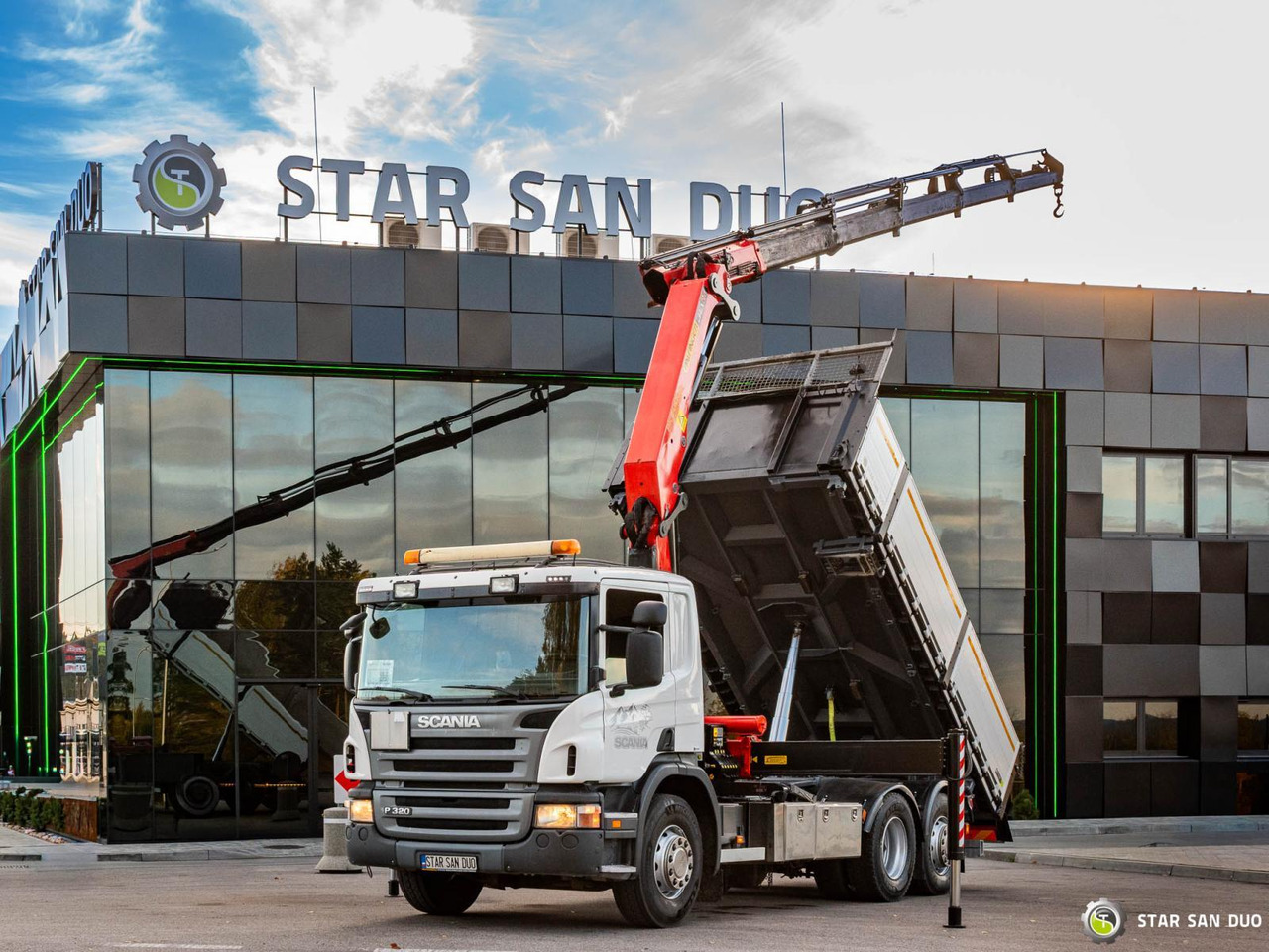 - Lastbil med kran: billede 1 - Lastbil med kran: billede 1