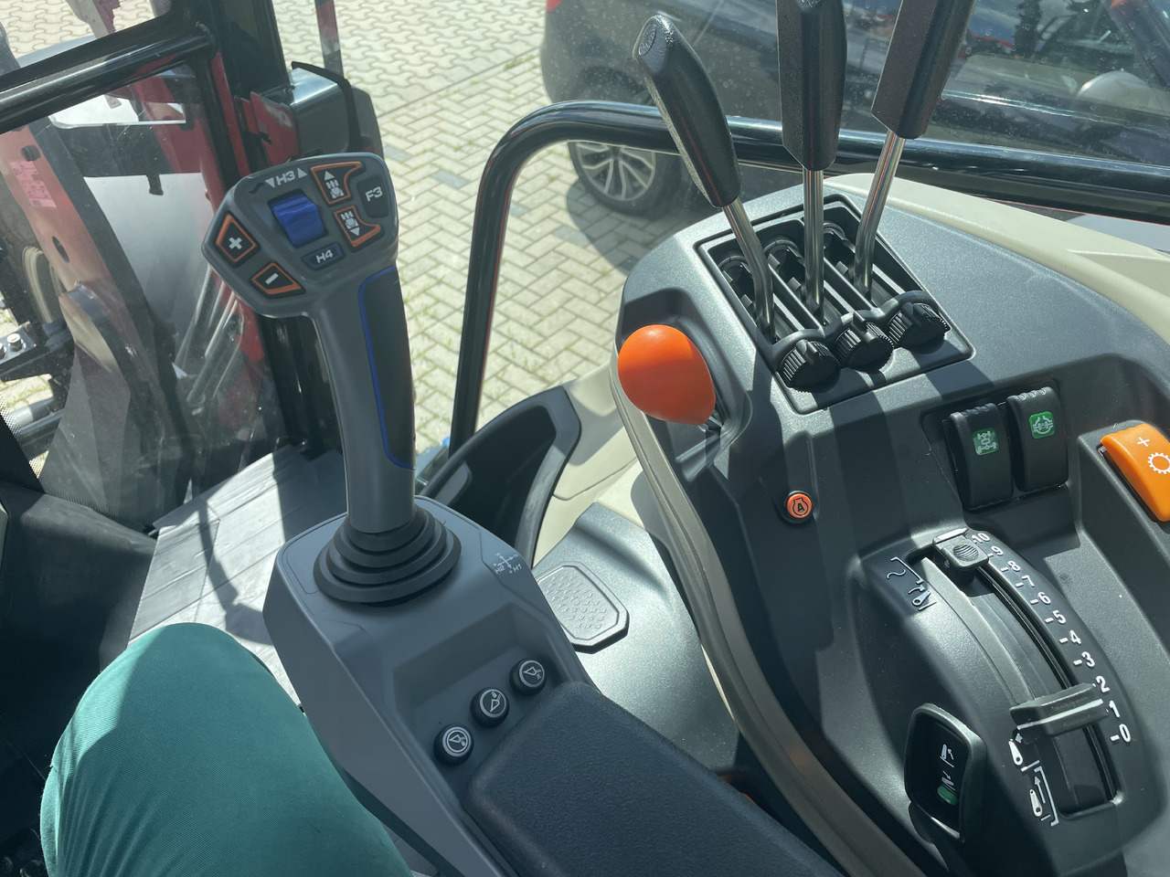 Massey Ferguson 5711M Dyna-4 4WD Cab - Traktor: billede 2 Massey Ferguson 5711M Dyna-4 4WD Cab - Traktor: billede 2