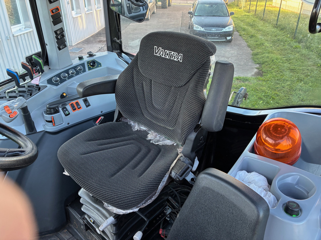 Valtra A114MH4 AC 71.5 - Traktor: billede 4 Valtra A114MH4 AC 71.5 - Traktor: billede 4
