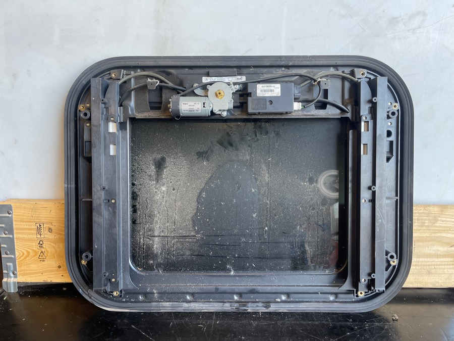 MERCEDES SUN ROOF A9438300342 - Førerhus og interiør for Lastbil: billede 2 MERCEDES SUN ROOF A9438300342 - Førerhus og interiør for Lastbil: billede 2