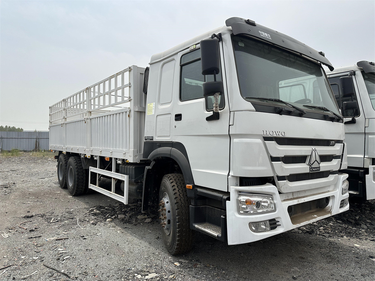 SINOTRUK HOWO 371hp fence truck - Veetransport lastbil: billede 2 SINOTRUK HOWO 371hp fence truck - Veetransport lastbil: billede 2
