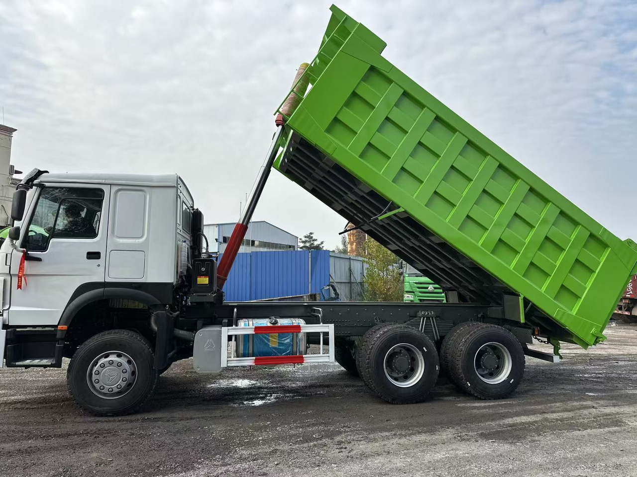 Tipvogn lastbil til transportering løsevarer SINOTRUK HOWO 400HP 6X4 Tipper Truck: billede 7