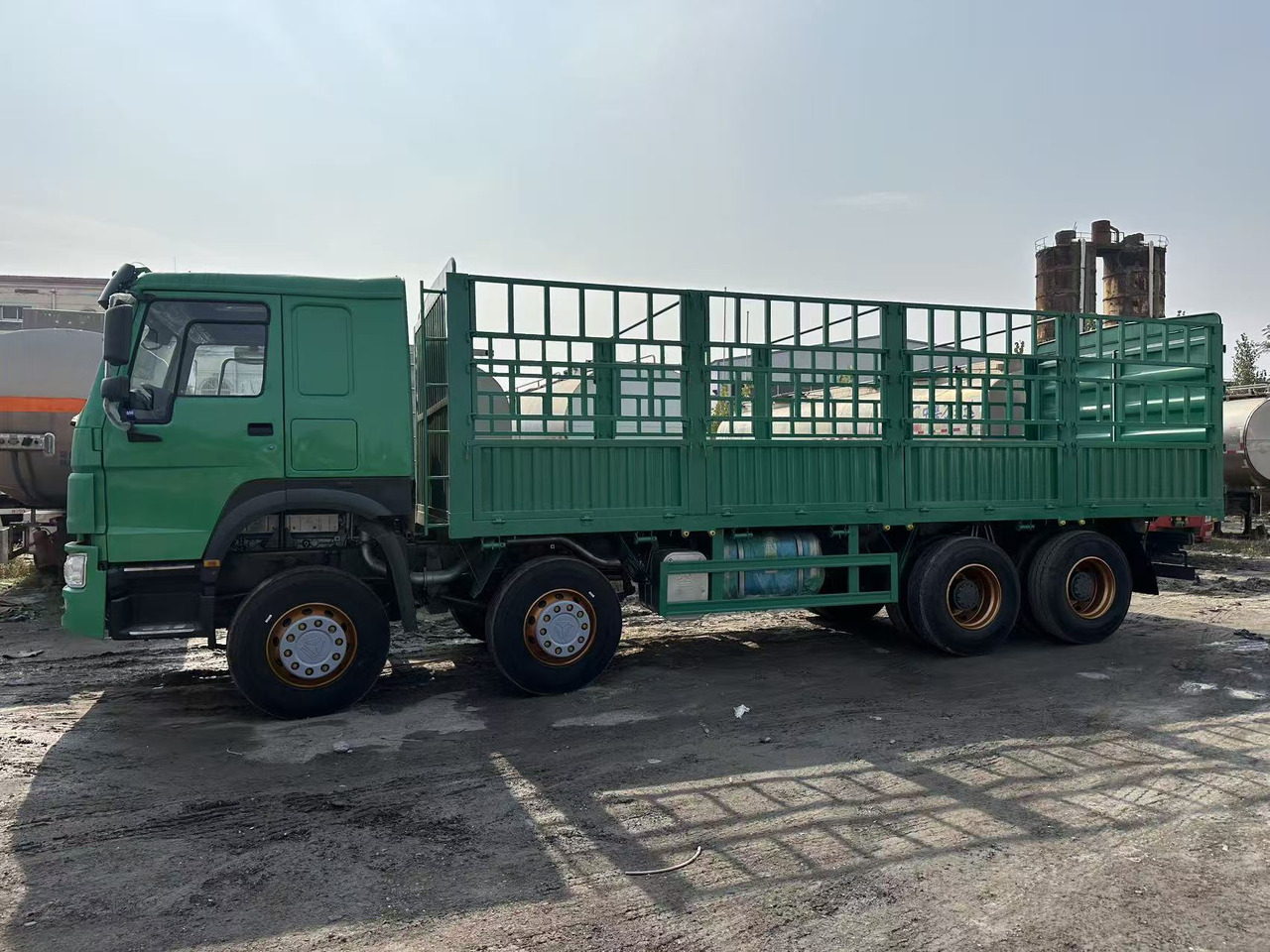 SINOTRUK HOWO 420hp 8x4 fence truck - Lastbil med lad: billede 3 SINOTRUK HOWO 420hp 8x4 fence truck - Lastbil med lad: billede 3