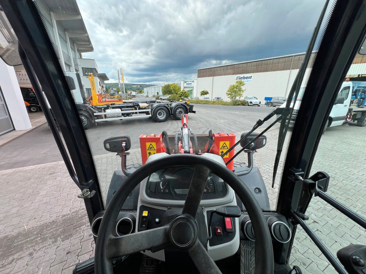 Gummihjulslæsser Kubota R070 / Gabel & Schaufel / nur 1.869h!: billede 12 Gummihjulslæsser Kubota R070 / Gabel & Schaufel / nur 1.869h!: billede 12