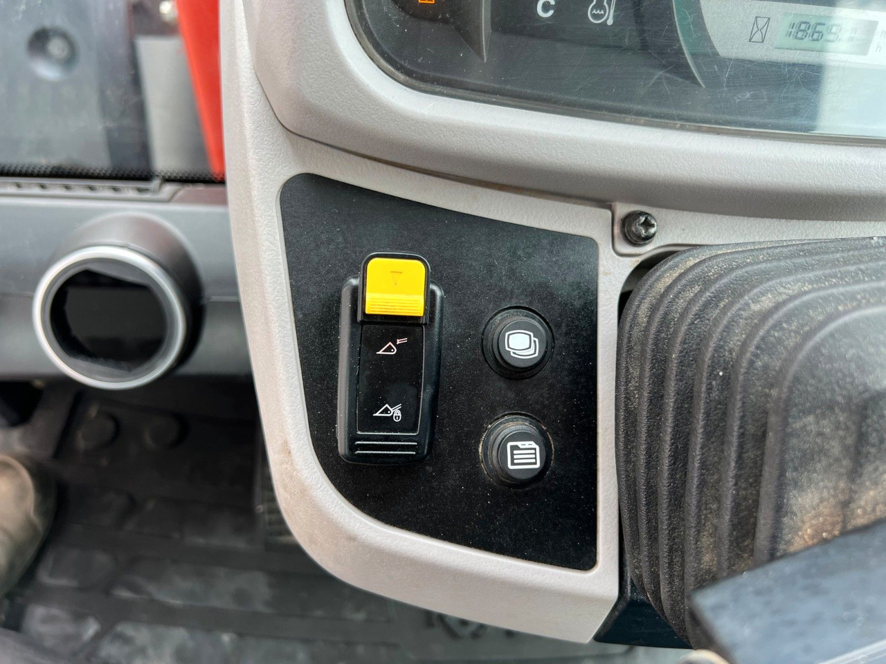 Gummihjulslæsser Kubota R070 / Gabel & Schaufel / nur 1.869h!: billede 17 Gummihjulslæsser Kubota R070 / Gabel & Schaufel / nur 1.869h!: billede 17