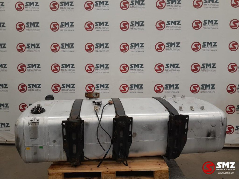 Mercedes-Benz Occ brandstoftank 660L + AdBluetank 75L met steune - Brændstoftank for Lastbil: billede 2 Mercedes-Benz Occ brandstoftank 660L + AdBluetank 75L met steune - Brændstoftank for Lastbil: billede 2