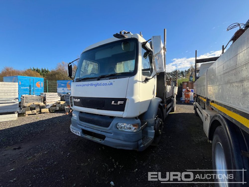 2004 DAF LF55.220 - Lastbil med lad: billede 1 2004 DAF LF55.220 - Lastbil med lad: billede 1