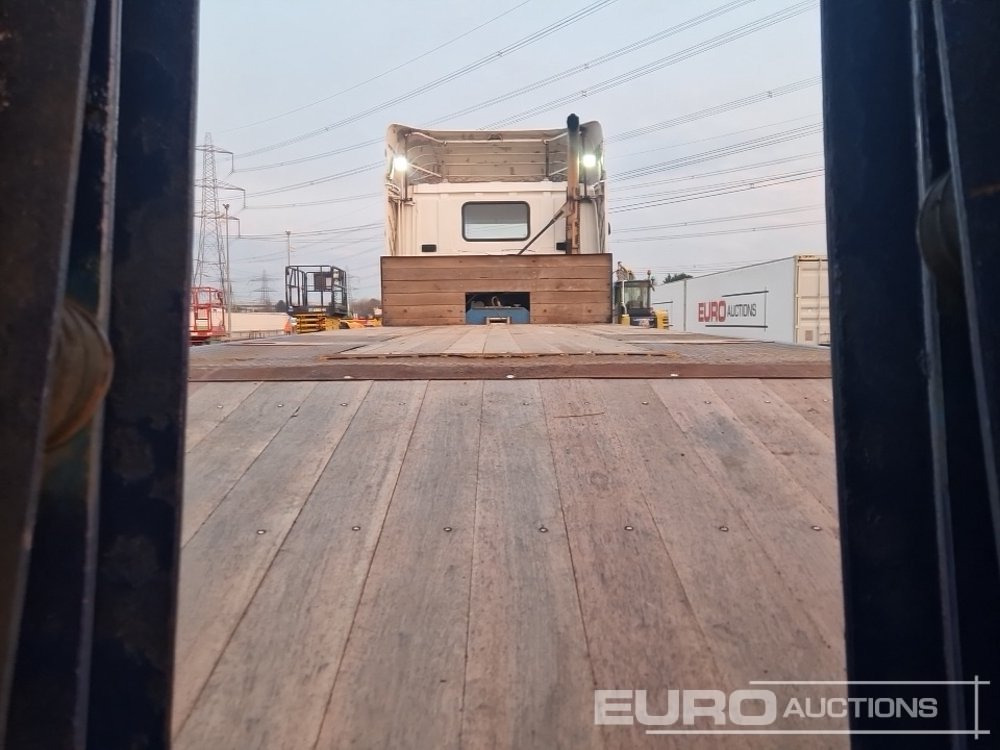 Lastbil med lad til transportering tungemaskiner 2008 Scania P340: billede 25