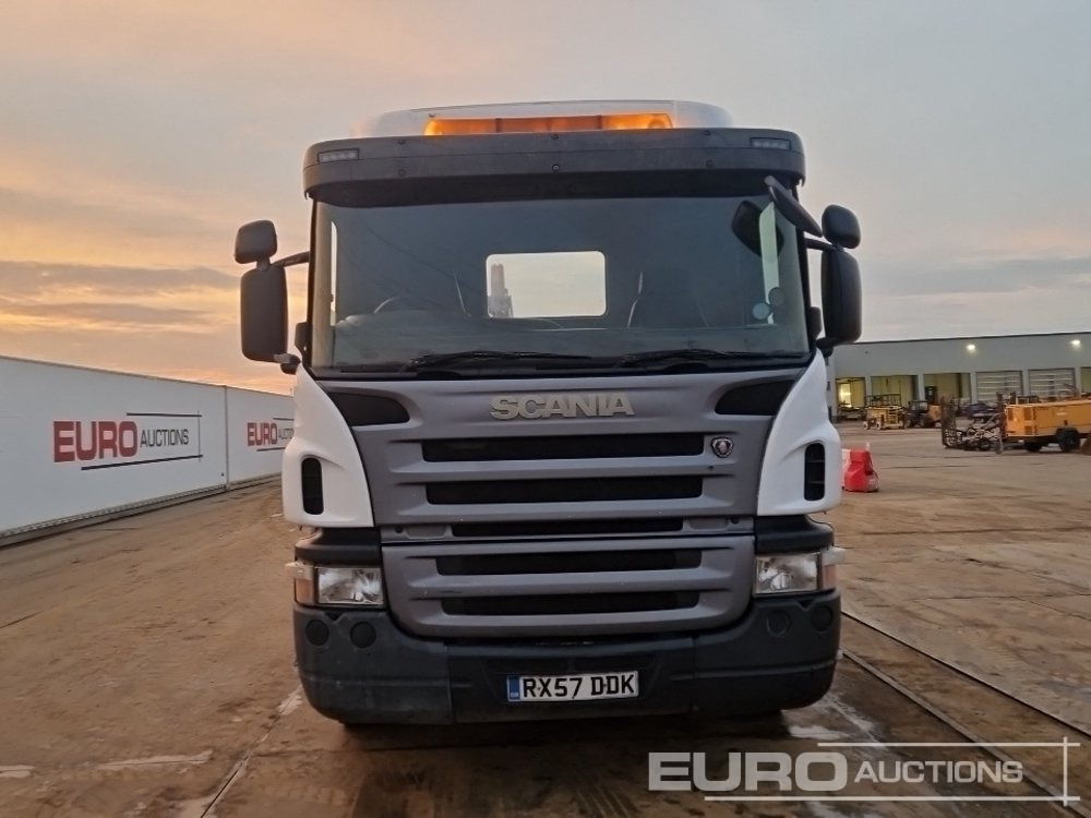 Lastbil med lad til transportering tungemaskiner 2008 Scania P340: billede 8