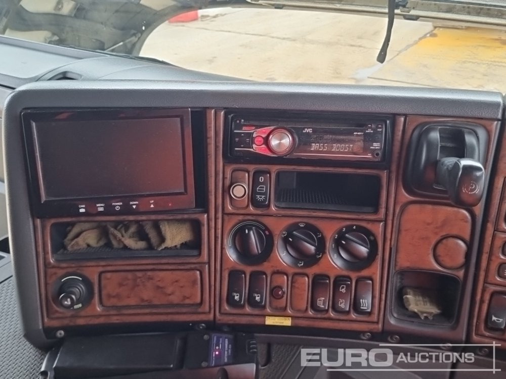 Lastbil med lad til transportering tungemaskiner 2009 Scania P310: billede 43 Lastbil med lad til transportering tungemaskiner 2009 Scania P310: billede 43