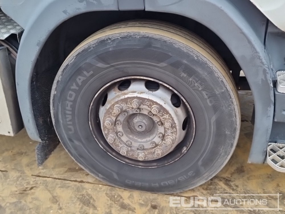 Lastbil med lad til transportering tungemaskiner 2009 Scania P310: billede 12 Lastbil med lad til transportering tungemaskiner 2009 Scania P310: billede 12