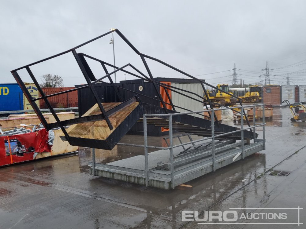 Access Platform, 16 Tread Stairs - Bygningsudstyr: billede 1 Access Platform, 16 Tread Stairs - Bygningsudstyr: billede 1