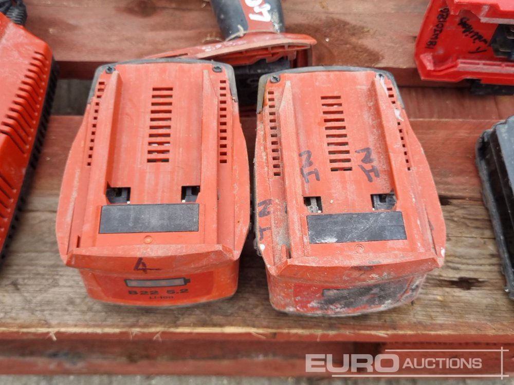 Bygningsudstyr Hilti Battery Vacuum (3 of), 110Volt Orbital Sander (2 of), Battery Drill, Battery (2 of), Charger (4 of), Milwaukee Battery Impact Wrench (2 of), Charger (2 of), Battery, DeWalt Battery Impact Wrench: billede 14
