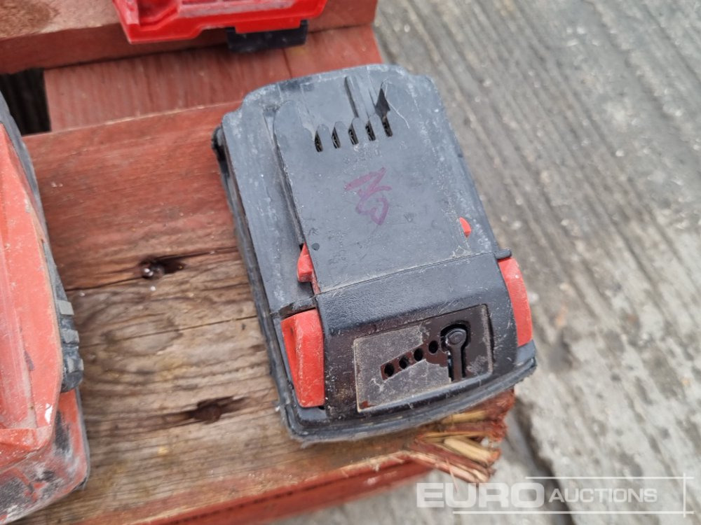 Bygningsudstyr Hilti Battery Vacuum (3 of), 110Volt Orbital Sander (2 of), Battery Drill, Battery (2 of), Charger (4 of), Milwaukee Battery Impact Wrench (2 of), Charger (2 of), Battery, DeWalt Battery Impact Wrench: billede 13