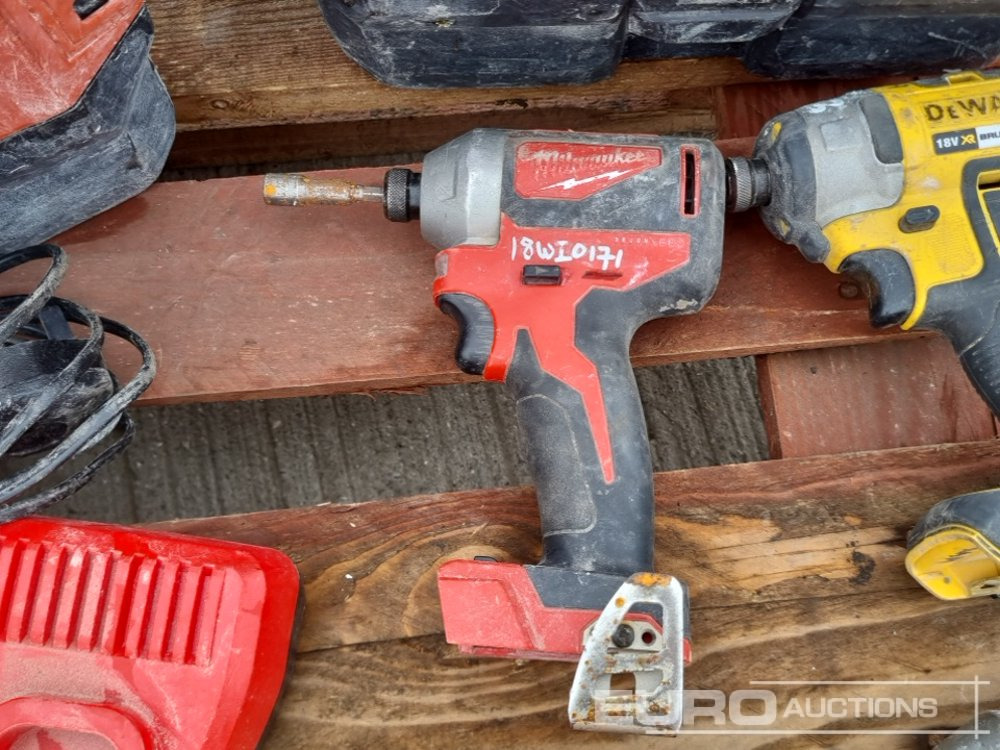 Bygningsudstyr Hilti Battery Vacuum (3 of), 110Volt Orbital Sander (2 of), Battery Drill, Battery (2 of), Charger (4 of), Milwaukee Battery Impact Wrench (2 of), Charger (2 of), Battery, DeWalt Battery Impact Wrench: billede 9