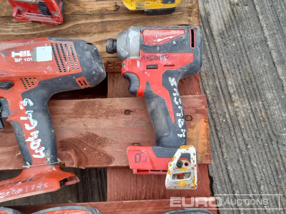 Bygningsudstyr Hilti Battery Vacuum (3 of), 110Volt Orbital Sander (2 of), Battery Drill, Battery (2 of), Charger (4 of), Milwaukee Battery Impact Wrench (2 of), Charger (2 of), Battery, DeWalt Battery Impact Wrench: billede 11