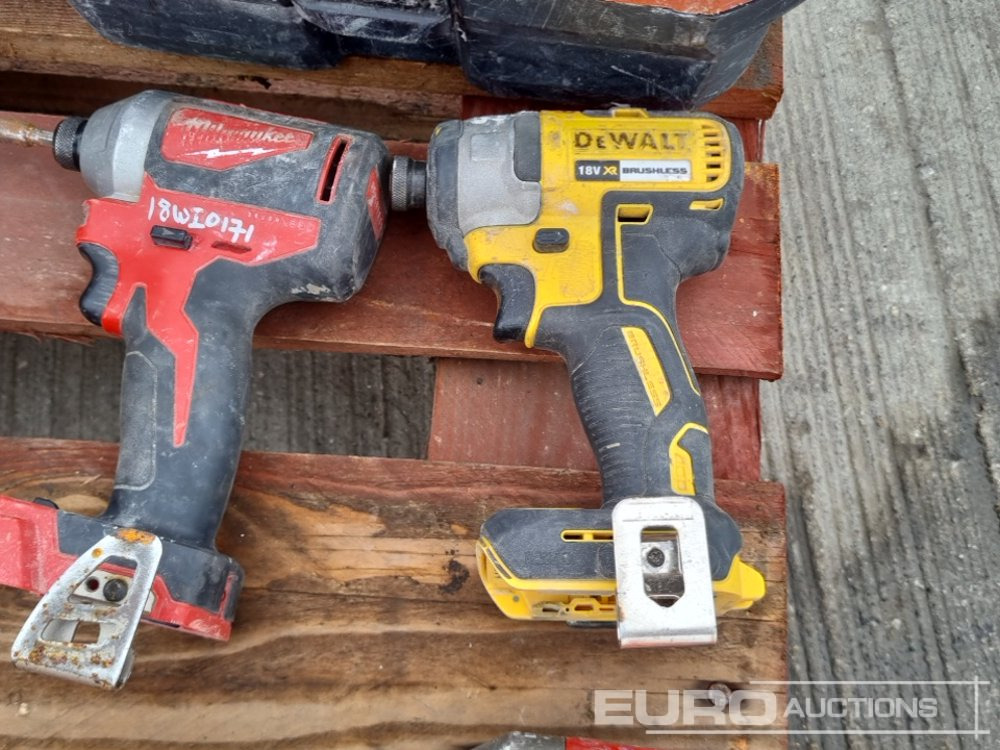 Bygningsudstyr Hilti Battery Vacuum (3 of), 110Volt Orbital Sander (2 of), Battery Drill, Battery (2 of), Charger (4 of), Milwaukee Battery Impact Wrench (2 of), Charger (2 of), Battery, DeWalt Battery Impact Wrench: billede 10