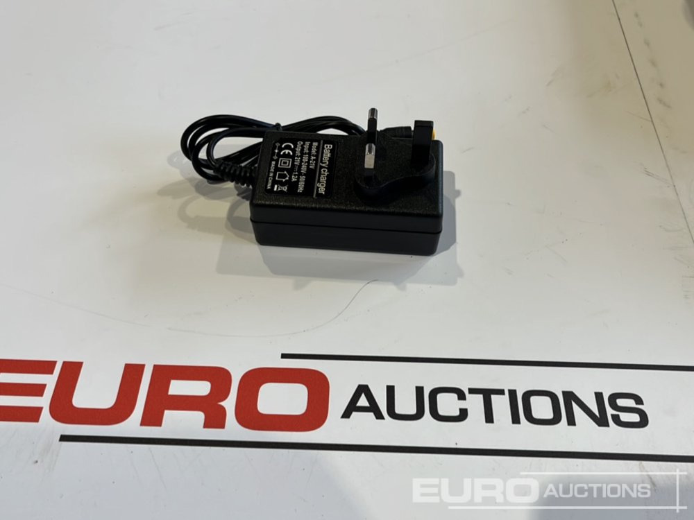 Bygningsudstyr Unused Boss 21 Volt Lithium Battery Cordless Grease Gun, 2 Batteries, Charger, Case, Shoulder Strap, Extension Pieces and Fittings: billede 6 Bygningsudstyr Unused Boss 21 Volt Lithium Battery Cordless Grease Gun, 2 Batteries, Charger, Case, Shoulder Strap, Extension Pieces and Fittings: billede 6