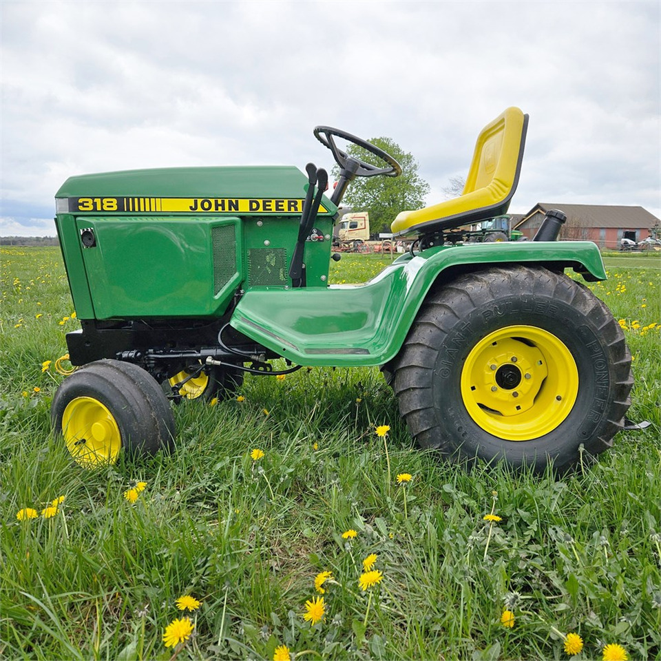 John Deere 318 - Kommunal traktor: billede 2 John Deere 318 - Kommunal traktor: billede 2