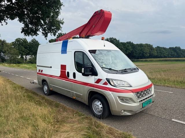 Peugeot Boxer 2.2HDI - Lastbil med mandskabslift: billede 2 Peugeot Boxer 2.2HDI - Lastbil med mandskabslift: billede 2
