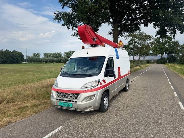 Peugeot Boxer 2.2HDI - Lastbil med mandskabslift: billede 1 Peugeot Boxer 2.2HDI - Lastbil med mandskabslift: billede 1