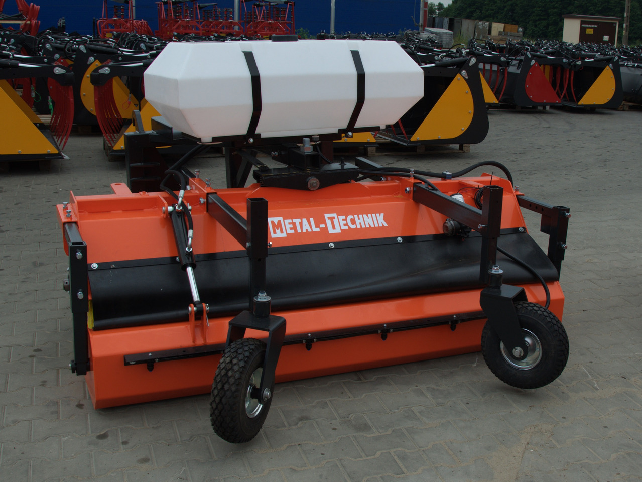 Metal-Technik Zamiatarka 1400 mm / Kehrmaschine 1400 mm/Sweeper 1400 mm/ Подметальная машина 1400 мм - Børste til fejemaskiner: billede 3 Metal-Technik Zamiatarka 1400 mm / Kehrmaschine 1400 mm/Sweeper 1400 mm/ Подметальная машина 1400 мм - Børste til fejemaskiner: billede 3