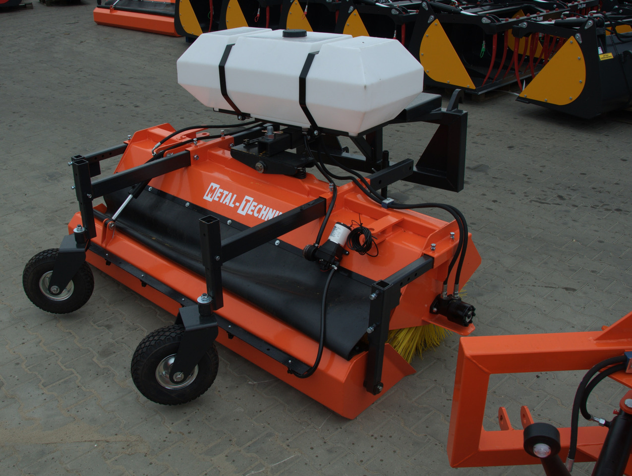 Metal-Technik Zamiatarka 1400 mm / Kehrmaschine 1400 mm/Sweeper 1400 mm/ Подметальная машина 1400 мм - Børste til fejemaskiner: billede 4 Metal-Technik Zamiatarka 1400 mm / Kehrmaschine 1400 mm/Sweeper 1400 mm/ Подметальная машина 1400 мм - Børste til fejemaskiner: billede 4