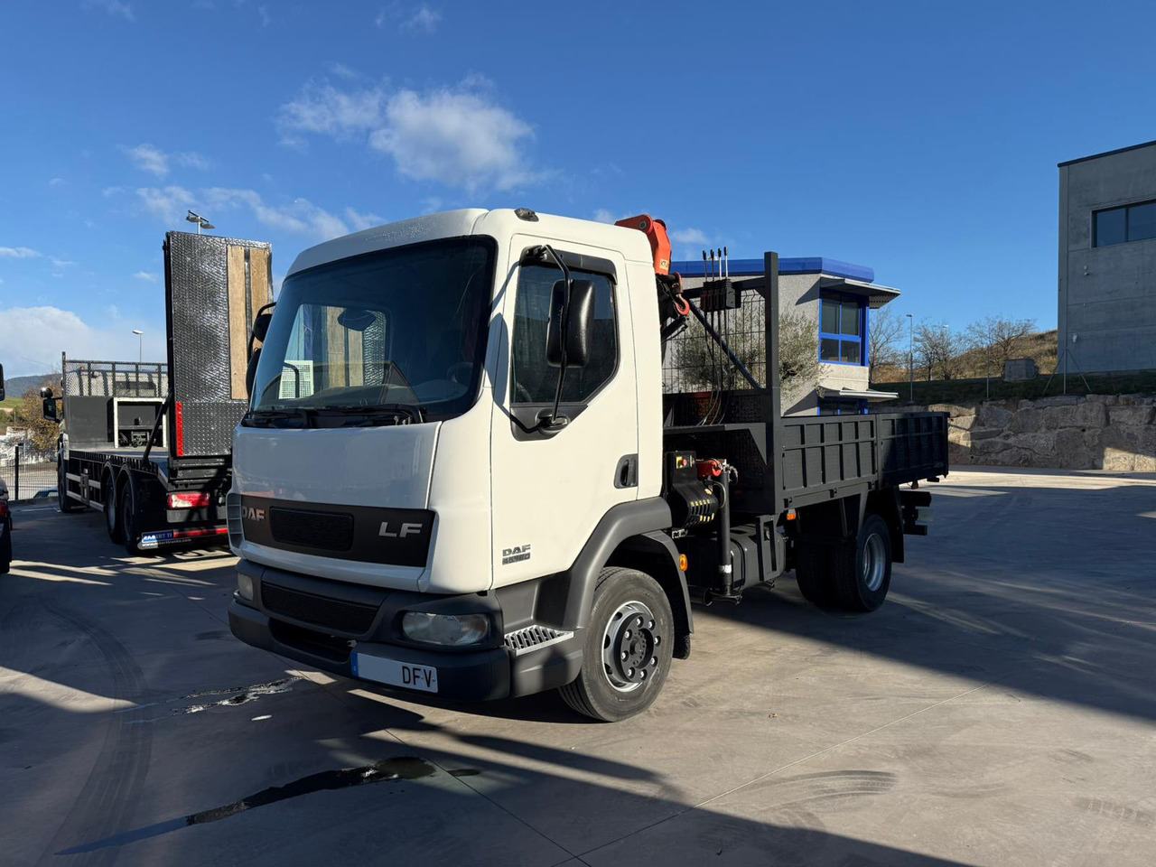 DAF LF FA 45.180 (Platform and Crane) - Lastbil med lad, Lastbil med kran: billede 1 DAF LF FA 45.180 (Platform and Crane) - Lastbil med lad, Lastbil med kran: billede 1