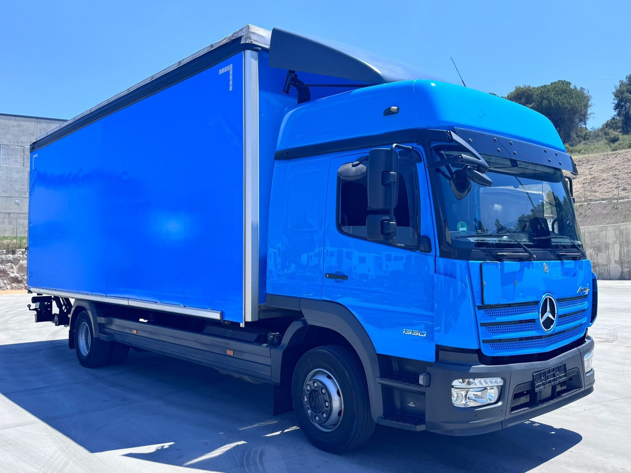 MERCEDES BENZ 13.30L Atego E6 (Tauliner) - Lastbil med presenning: billede 2 MERCEDES BENZ 13.30L Atego E6 (Tauliner) - Lastbil med presenning: billede 2