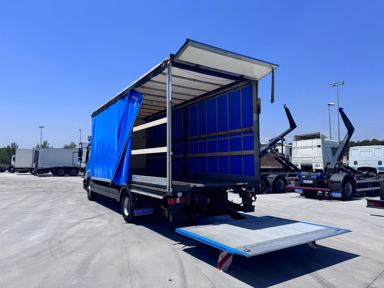MERCEDES BENZ 13.30L Atego E6 (Tauliner) - Lastbil med presenning: billede 4 MERCEDES BENZ 13.30L Atego E6 (Tauliner) - Lastbil med presenning: billede 4