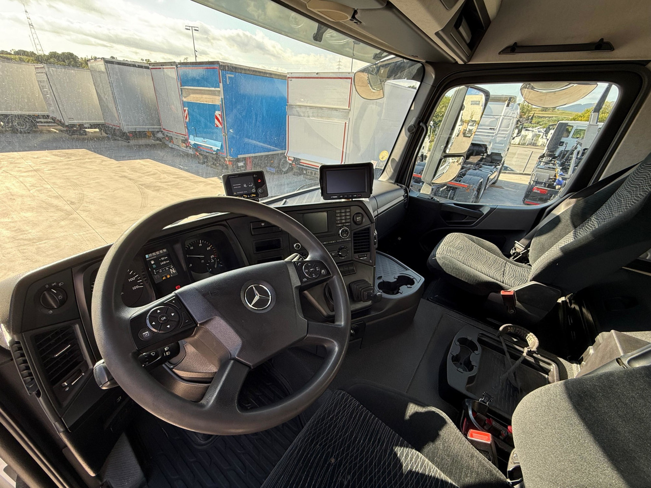 MERCEDES BENZ 26.36 Arocs E6 (Platform and Crane) - Lastbil med lad, Lastbil med kran: billede 4 MERCEDES BENZ 26.36 Arocs E6 (Platform and Crane) - Lastbil med lad, Lastbil med kran: billede 4