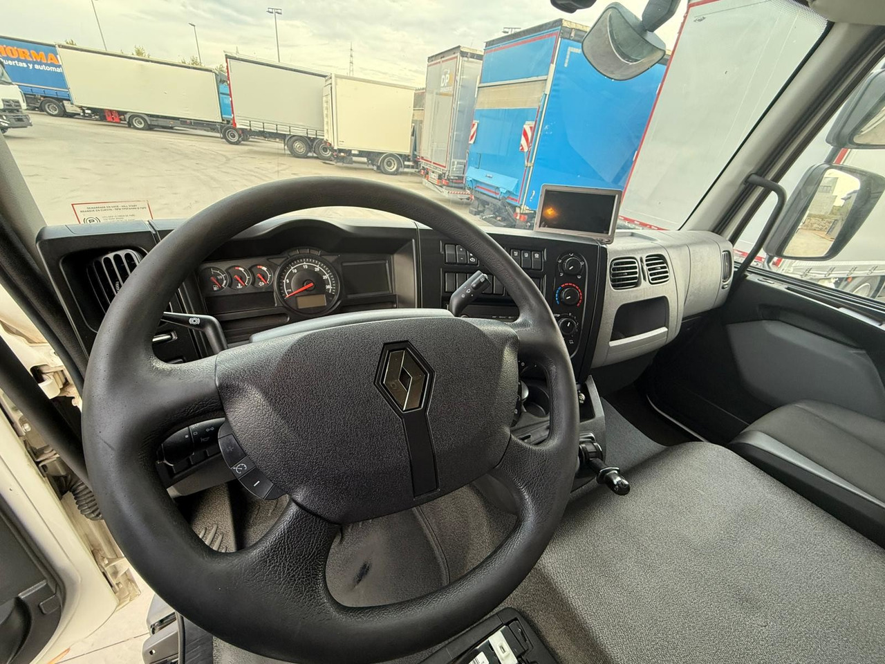 RENAULT D12.240 E6 (Tauliner) - Lastbil med presenning: billede 5 RENAULT D12.240 E6 (Tauliner) - Lastbil med presenning: billede 5