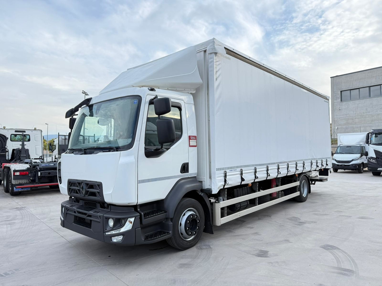RENAULT D12.240 E6 (Tauliner) - Lastbil med presenning: billede 1 RENAULT D12.240 E6 (Tauliner) - Lastbil med presenning: billede 1