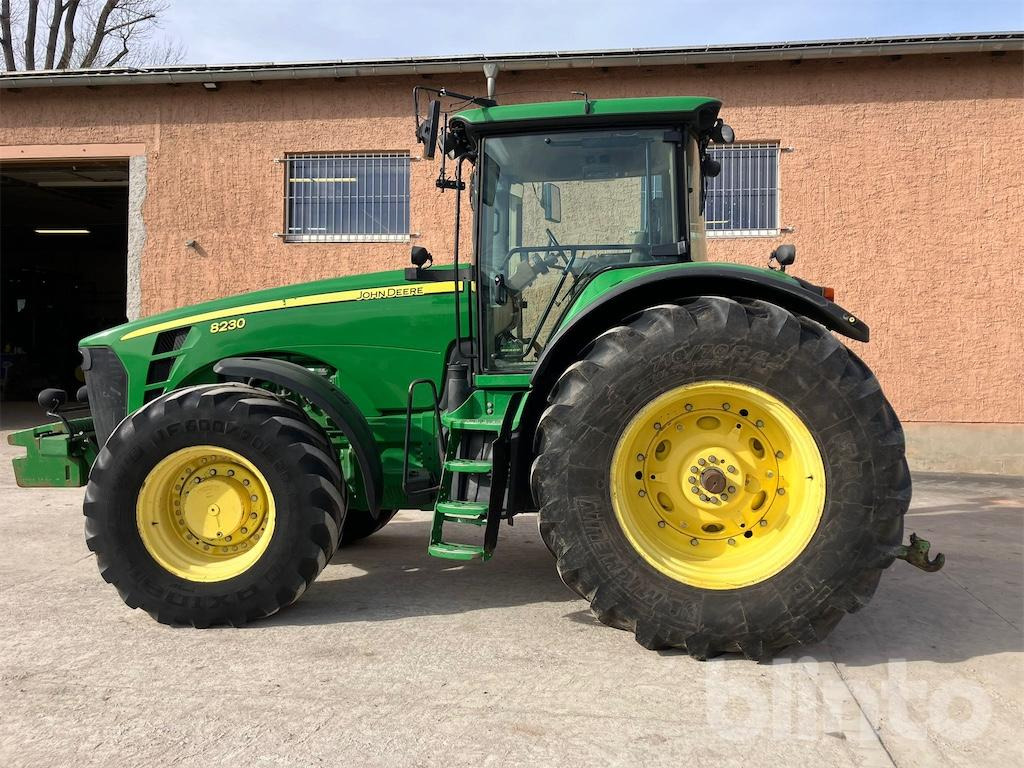 John Deere 8230 ILS Power Shift (2007) - Traktor: billede 4 John Deere 8230 ILS Power Shift (2007) - Traktor: billede 4