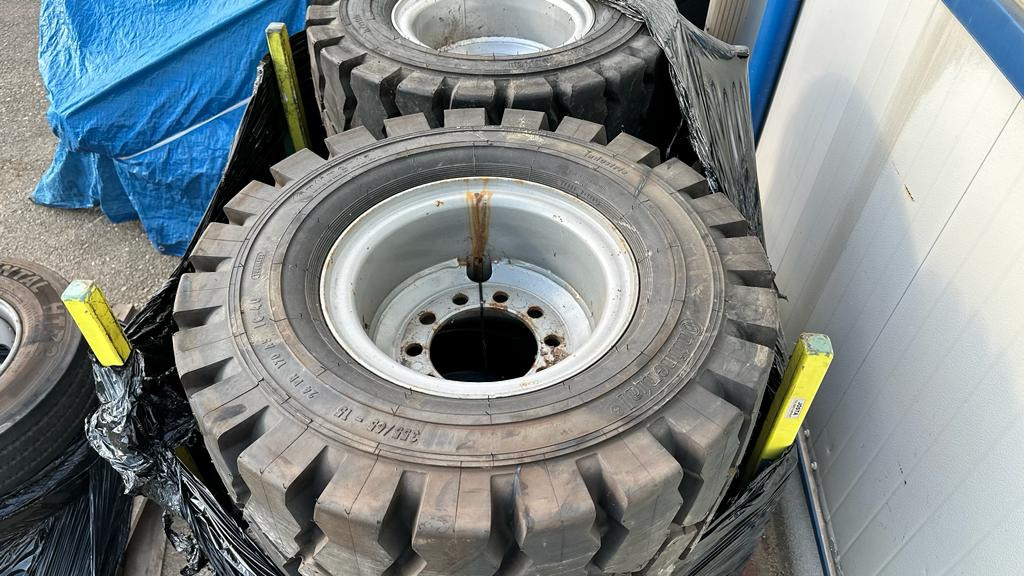 CONTINENTAL CSE ROBUST 355/65 15 - Dæk og fælge for Lastbil: billede 1 CONTINENTAL CSE ROBUST 355/65 15 - Dæk og fælge for Lastbil: billede 1