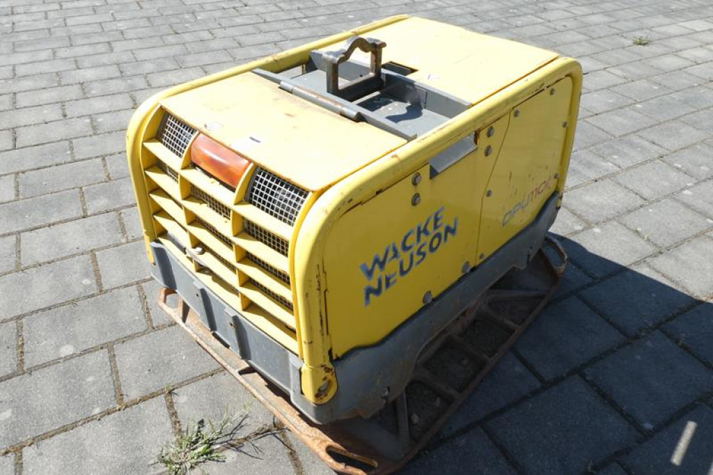 Wacker Neuson SE Wacker Neuson SE Rüttelplatte Baumaschine DPU 110rLem970 inkl. Fernbedienung - Pladevibrator: billede 4 Wacker Neuson SE Wacker Neuson SE Rüttelplatte Baumaschine DPU 110rLem970 inkl. Fernbedienung - Pladevibrator: billede 4